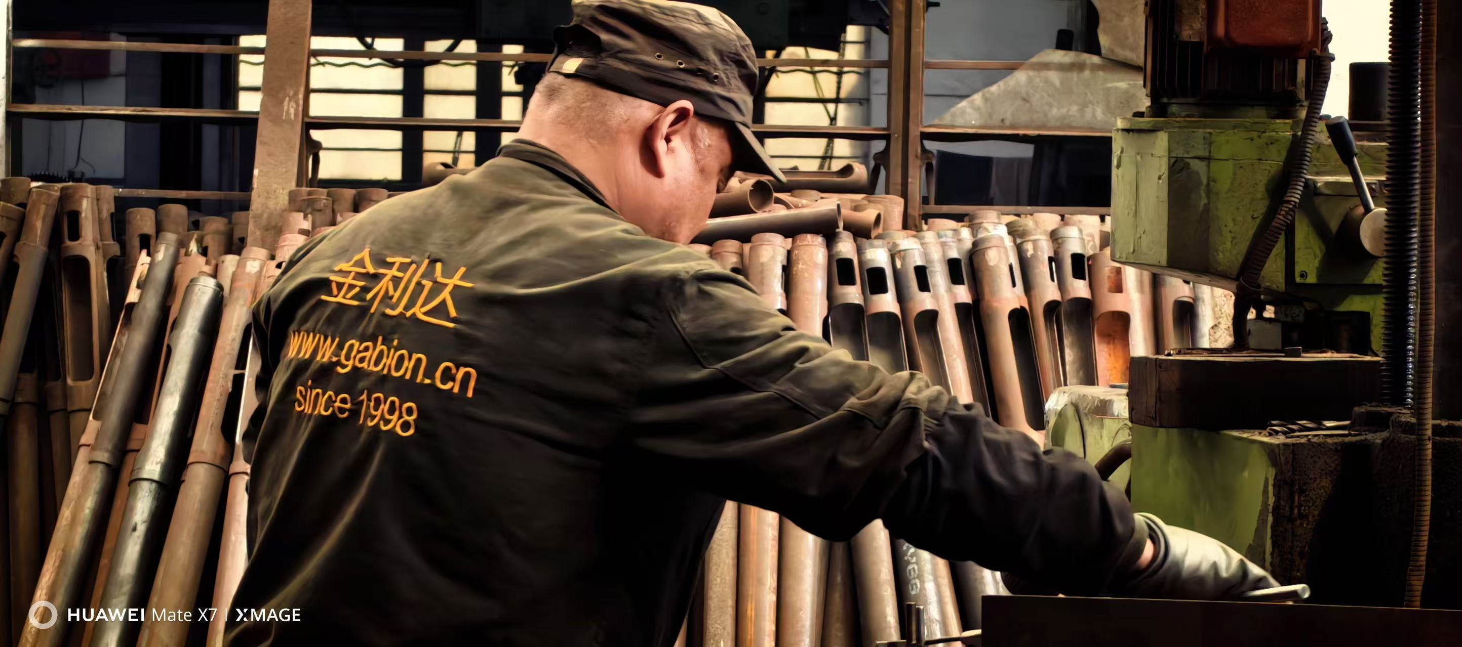 최신 회사 블로그 1998년부터: 글로벌 와이어 메쉬 생산을 위한 CNC 개비온 기계의 소스 제조업체로서의 JINLIDA