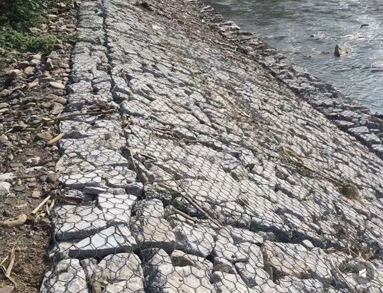 최신 회사 블로그 CNC Gabion 메쉬 기계 기술 혁신: 5300mm 초광폭 장비로 대규모 유압 강둑 안정화 문제 해결